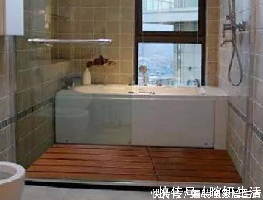 木头|淋浴房贴瓷砖早过时了，如今这样装修才实用，有钱人一看就喜欢