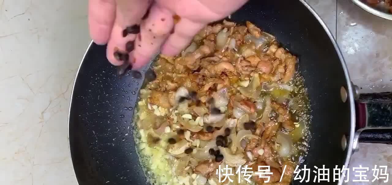 蒜苗炒肉片,口味咸香微辣,极其农村特色,农家菜馆必点的美味!