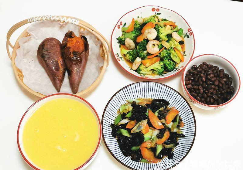 倒入|40岁阿姨的一人食午餐,精致不费时,网友:真心羡慕