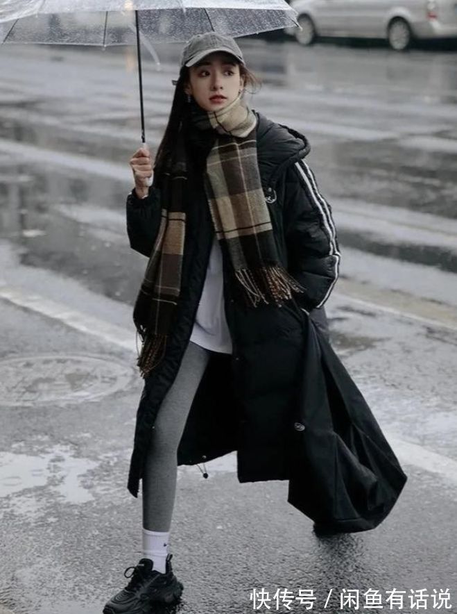 笨重|小白鞋不香了,冬天火了增高显腿细的“笨笨鞋”,配羽绒服太时髦