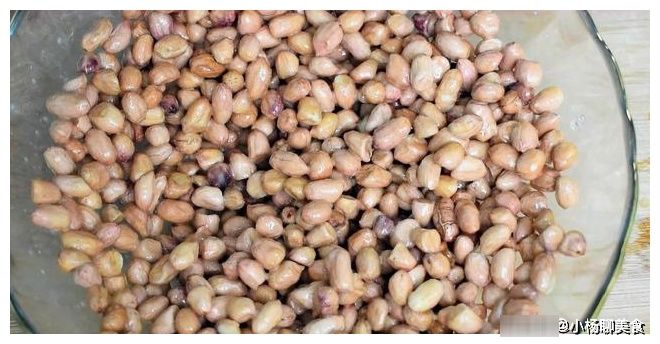 花生米里打1个鸡蛋,简单一做,拿大鱼大肉都不换,过瘾