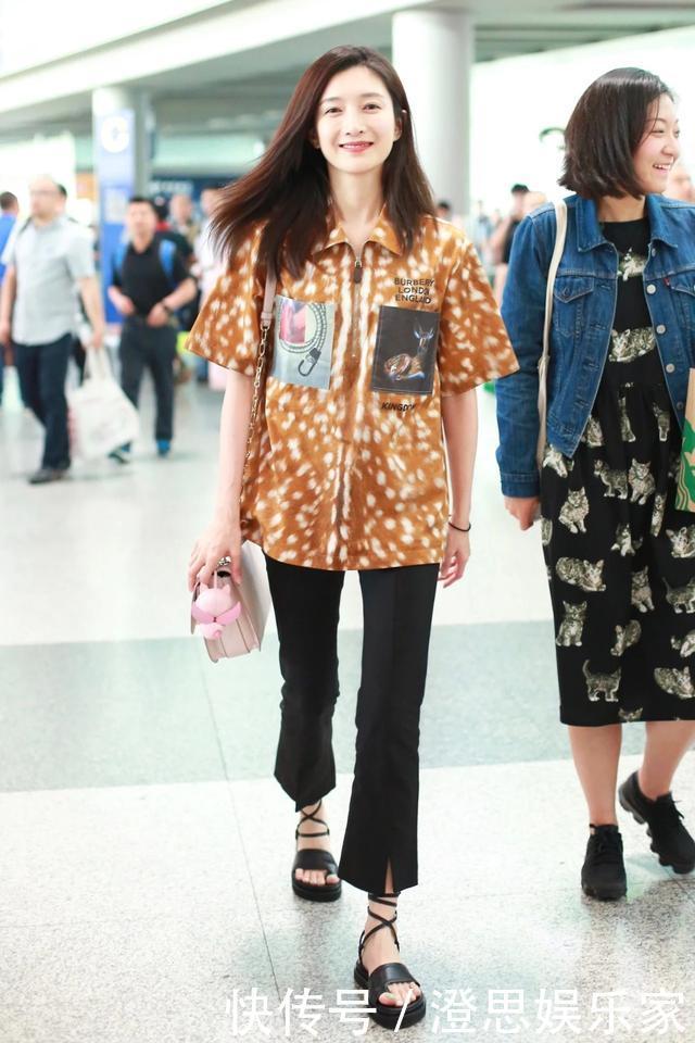 小白鞋要让位了,今年比较流行“牙签鞋”,精致清凉又不捂脚