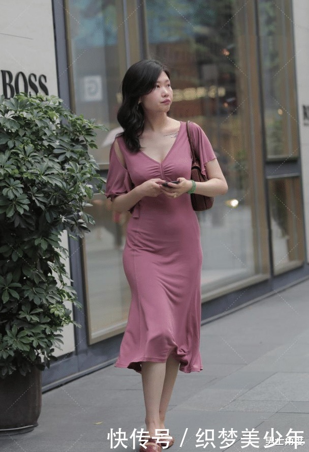 连衣裙 贵妇嫌连衣裙“太闷热”,在袖子处“剪一刀”,这下终于不嫌热了