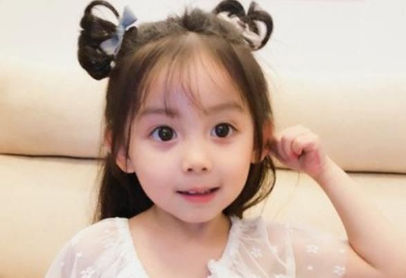 走红|幼儿园“混血女孩”走红,即使眼神迷离,也成为关注“焦点”