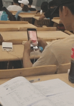 |搞笑GIF:女孩出门一定要注意 别被人偷走东西了都不知道