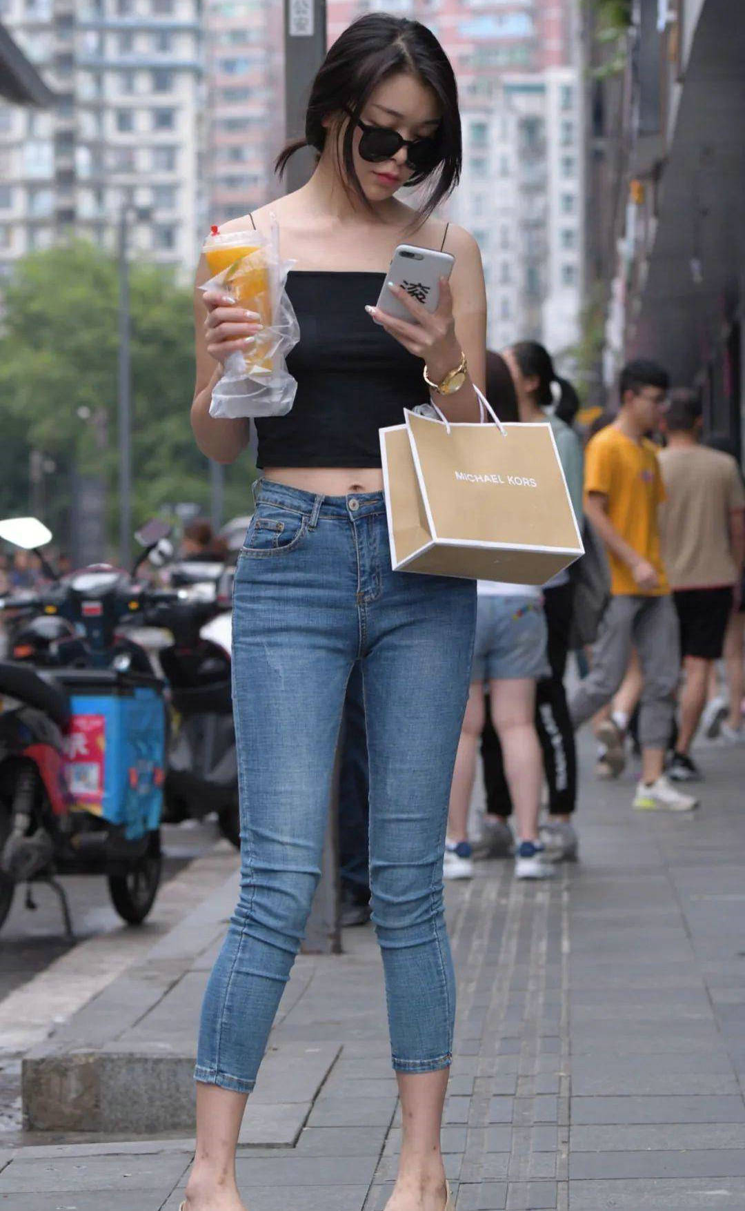 小姐姐穿明黄色的连衣裙,给人一种干净整洁、知性优雅的感觉