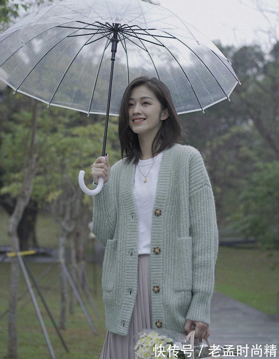 针织|街拍:25+小姐姐用一身青绿针织衫配百褶裙,诠释什么叫优雅温柔