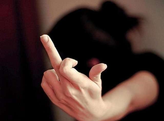 指甲|肝是不是健康，“竖起中指”观察，如果无3个表现，说明肝很健康