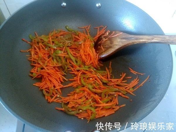 肉丝|此三种一起炒,3分钟就出锅,常吃眼睛明亮,拌米饭特别香