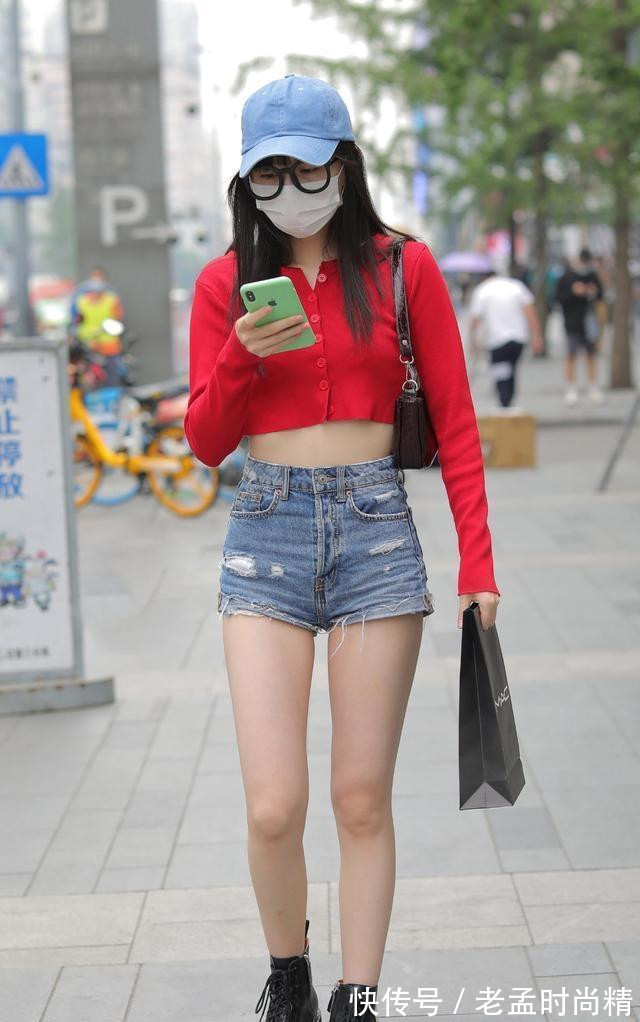 牛仔打底裤|短款牛仔打底裤搭配红色上衣,沉稳优雅穿搭,整洁且有设计感