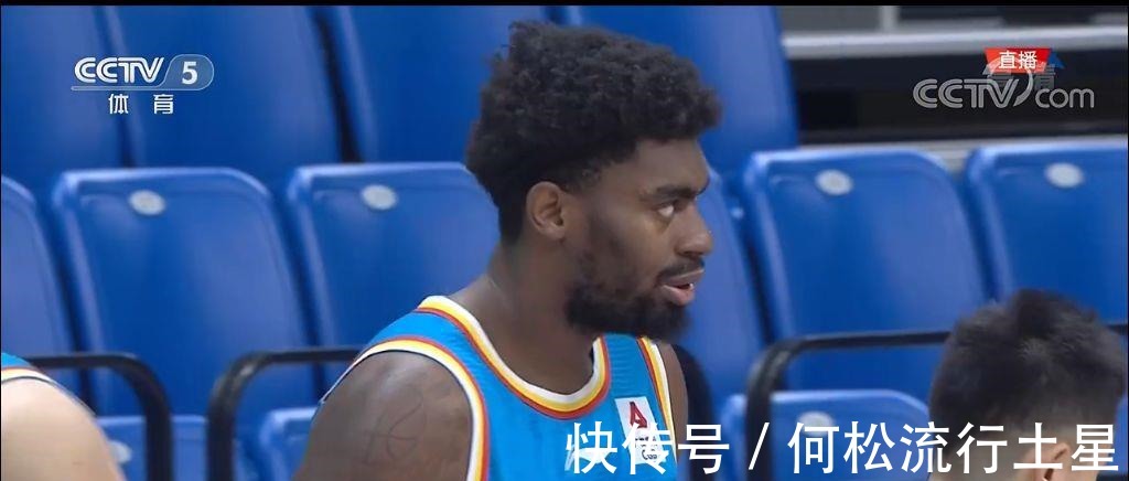 李原宇|张骋宇威尔斯发威,摩尔特里率队紧追,青岛男篮63-52新疆队