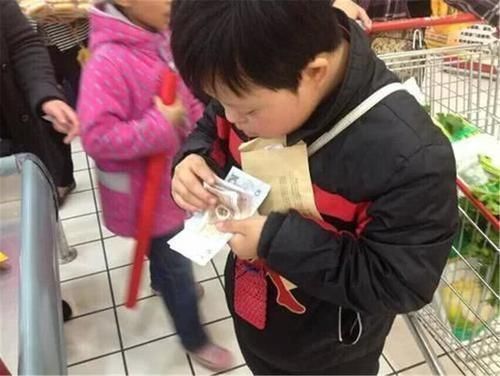 轩轩|6岁男孩50元只买回一袋盐,亲妈上门讨说法,收银员自己看监控