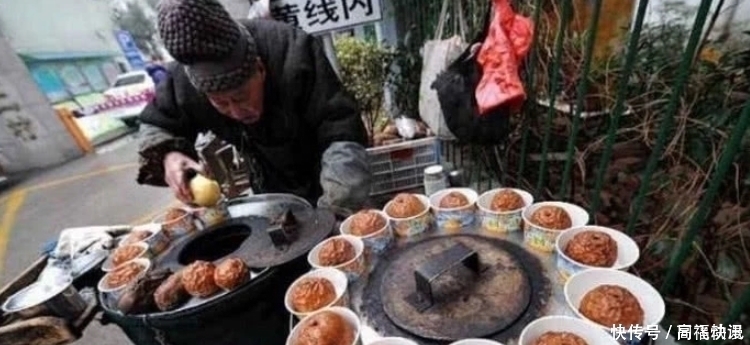 街头|7旬大爷街头卖良心小吃,5元一罐,网友想吃得排队,买到不容易