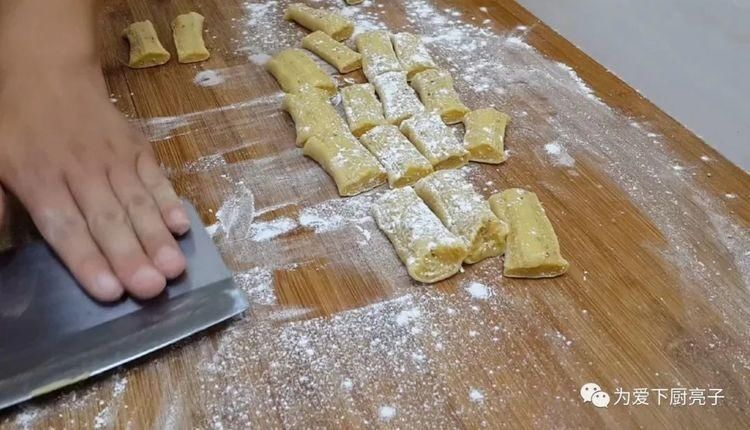 我家油条从来不发面,切一切锅里一炸,松软又香甜,越嚼越舒服