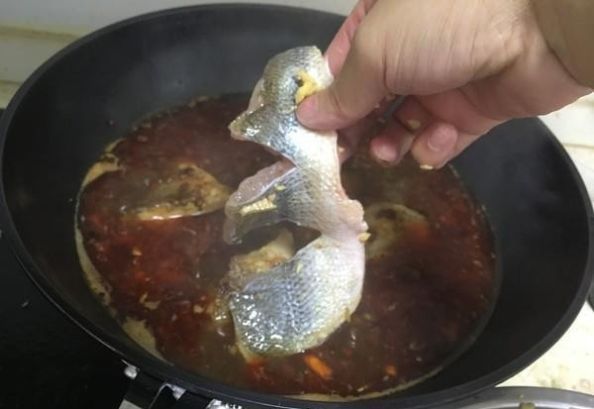 鱼腥最怕这个, 倒一杯鱼马上没了鱼腥味, 且鱼肉更鲜更嫩!
