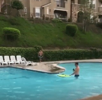 |搞笑GIF:人生难免磕磕碰碰,尤其是过河的时候