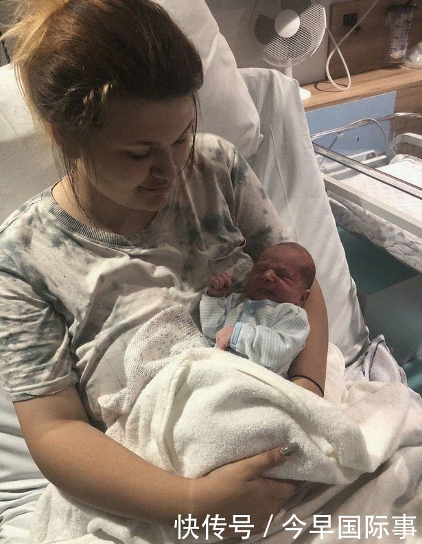 怀孕|英国女孩得知自己怀孕一个多月,三天后她竟坐在马桶上生下孩子