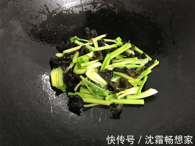 泡腐竹时,用开水还是用冷水,教你小窍门,30分钟发好,不夹生