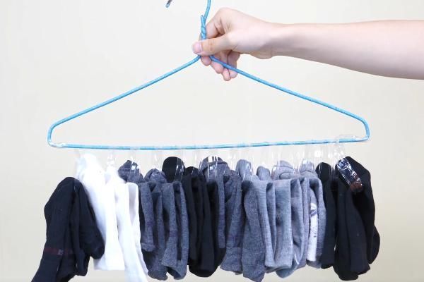 千家万户|衣架上挂一个塑料瓶,放在阳台太实用了,解决了千家万户的烦恼!