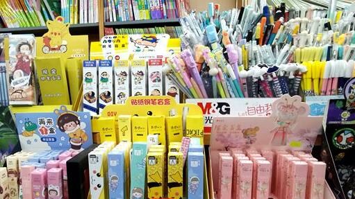 盲盒文具在学校周边兴起 别出心裁还是智商税？