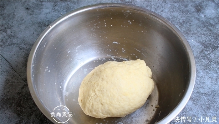  油条自己在家做，蓬松香软又清爽，好吃不油腻，比市售的健康