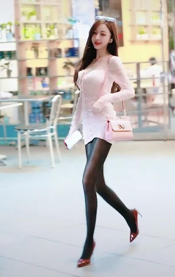 粉色裙子搭黑袜，绽放无可挑剔的魅力