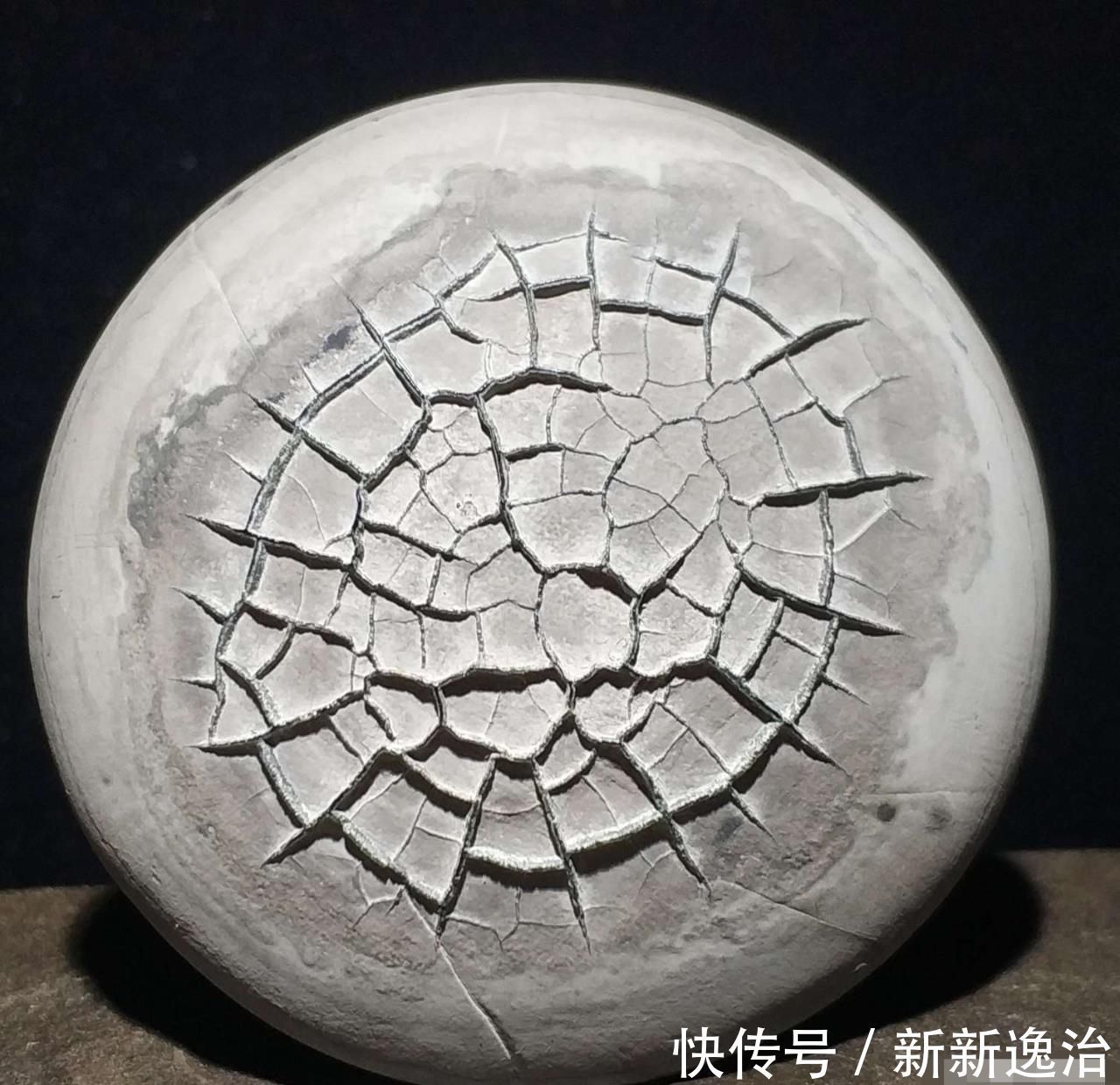 艺术品&大自然奇石是珍贵的艺术品,质朴与美丽共存,形状颜色怪异价值高