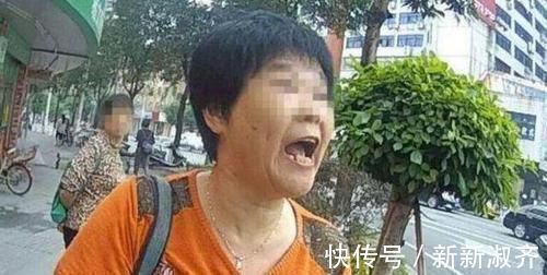 浩浩|孩子生气打翻面条,服务员想收拾被制止,奶奶说的话让人肃然起敬