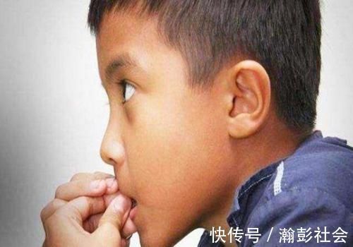 咬指甲|孩子咬指甲的毛病可能不是缺营养,两种心理诱因,家长需自查