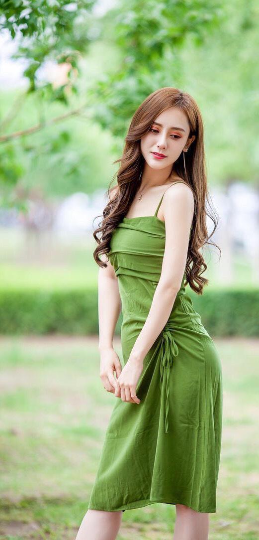 纯色|连衣裙穿起来更加舒适，小姐姐草绿色裙子，彰显女神的独特美感