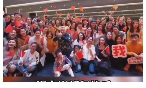 大場面|陶虹張庭林瑞陽年會變大型愛國現場，全員手舉國旗：我愛我的祖國！