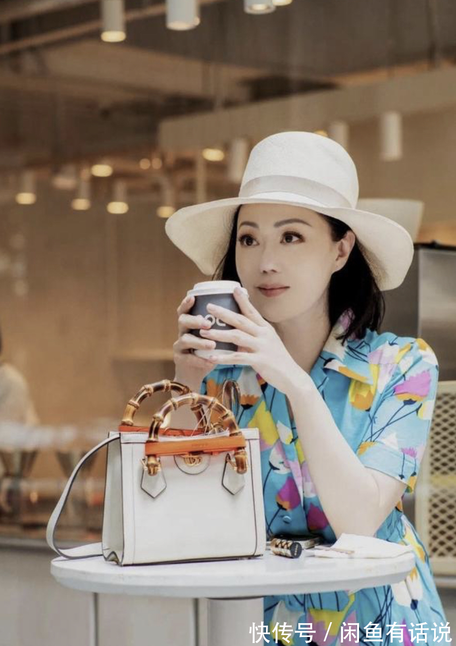 碎花|章小蕙有名媛气质,穿碎花“大妈裙”也不俗气,看着不像快60的人