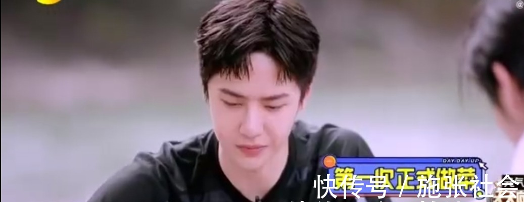 面對清澈的溪流，王一博把“無心做菜，只想下水”寫在了臉上