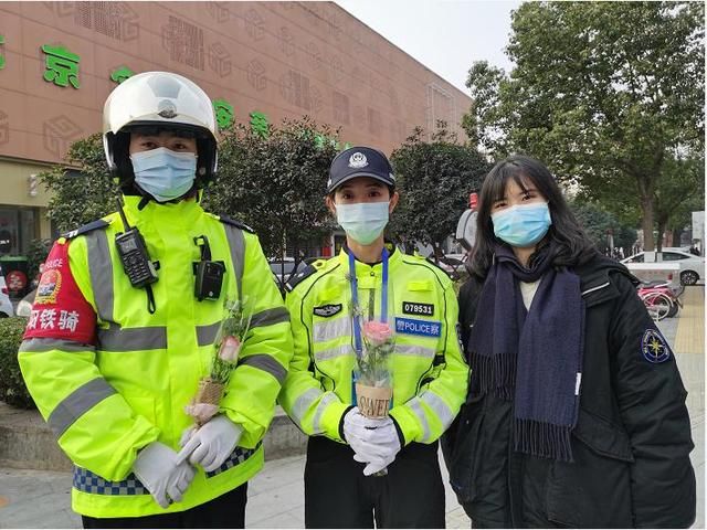 大学生|南阳：大学生为交警送花庆祝警察节