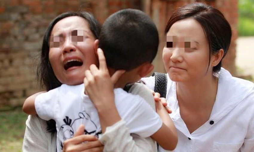 小美|人贩子当众抱娃,一口反咬孩子妈是“贼”,妈妈急中生智扭转局面