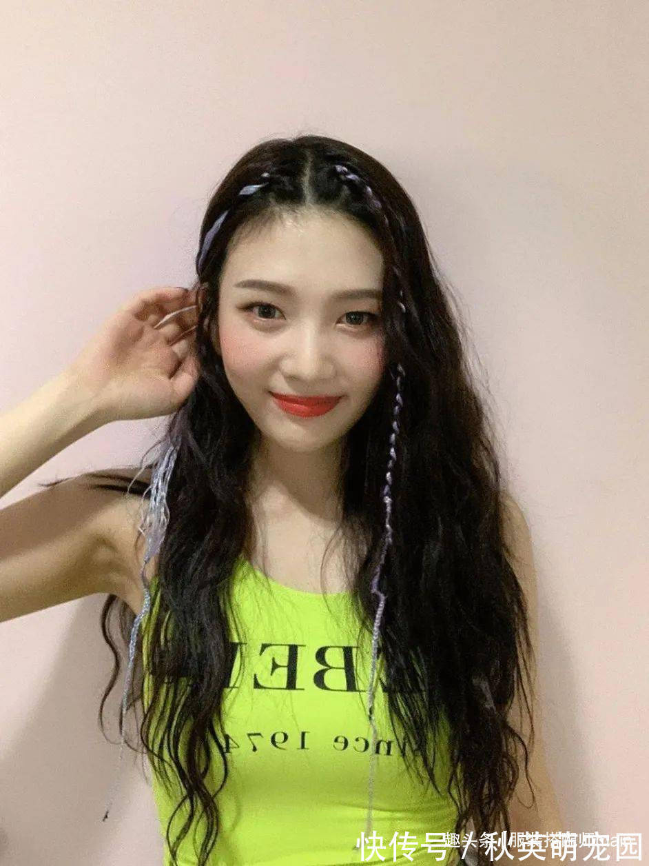 弧度|女人别再留披肩发了,很显老!今年流行这6款卷发,减龄显脸小