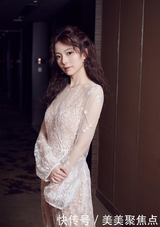 陈卓璇穿裙装好甜美,刺绣长裙温柔高贵,短裙活泼可爱真时尚