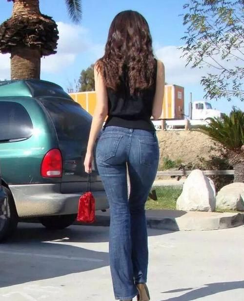 紧身牛仔裤|穿紧身牛仔裤小姐姐,性感身材彰显街头女神魅力,修饰完美身形