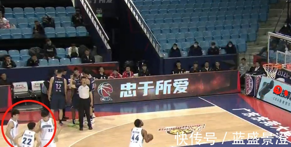 疲劳期|疲劳期!广东男篮落后10分后打了一波8-0,32号球员偷听战术!