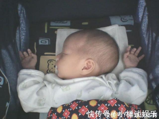 家长|新生儿为什么偏爱“投降式睡姿”,需要纠正吗很多家长做错了