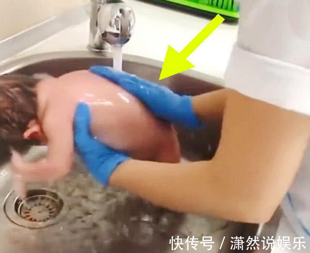 护士|实拍产科护士给刚出生的宝宝洗澡,网友手法比我洗菜还随意