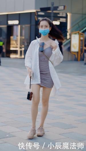 街头美女的另类穿搭，灰色短裙+黑色丝袜，让你轻松拥有整个冬天