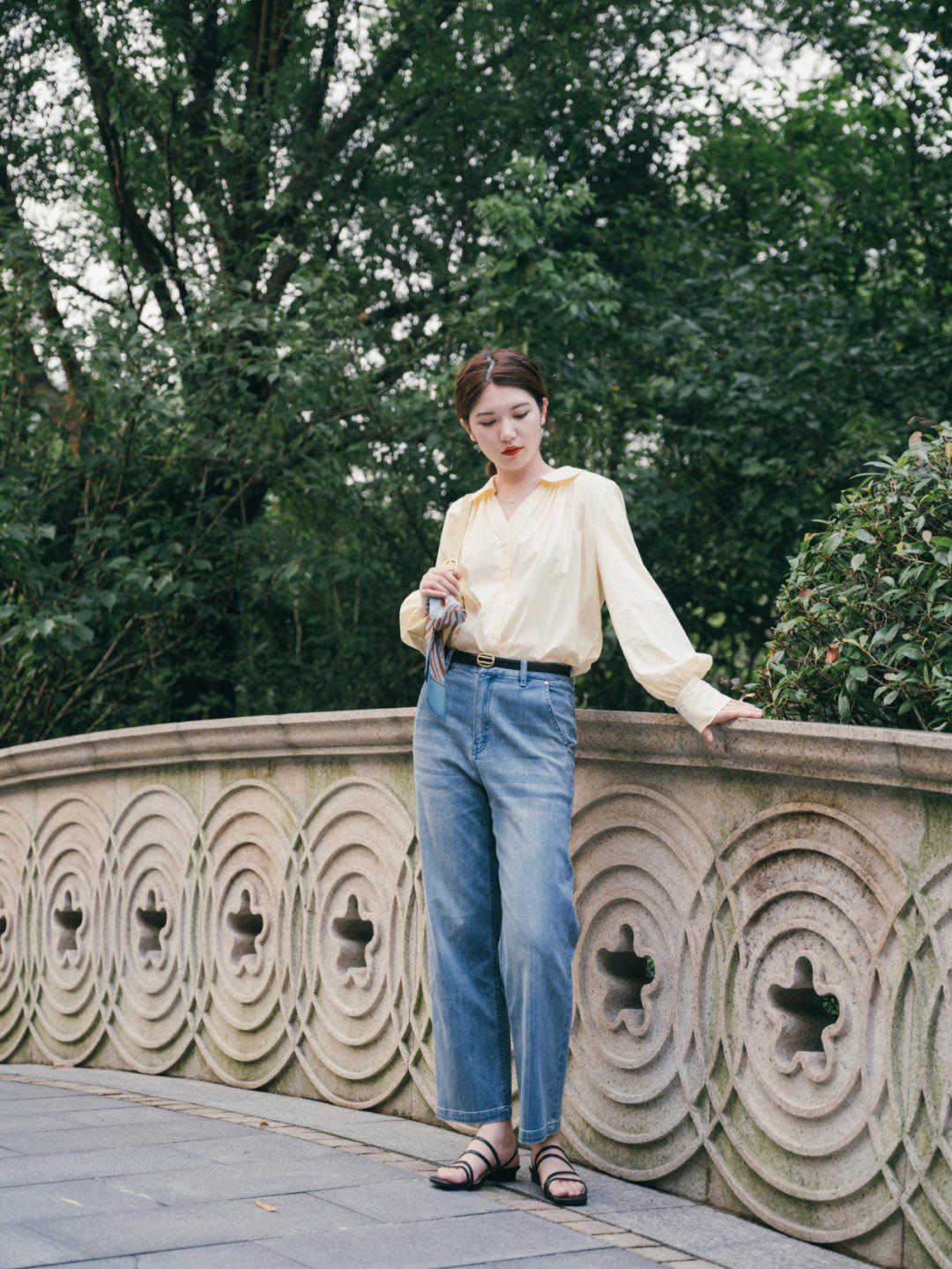 时尚博主|经典大气的初秋穿搭示范,衬衫搭配牛仔裤干练简约,洒脱时髦