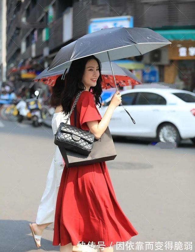 丸子头|小姐姐扎着一个小小的丸子头,让她显得青春又充满活力