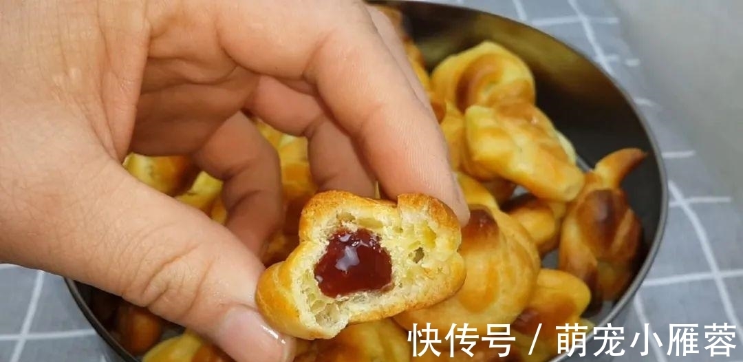 面粉不要烤面包了，教你简单一做，个个空心鼓泡，比吃蛋糕还过瘾