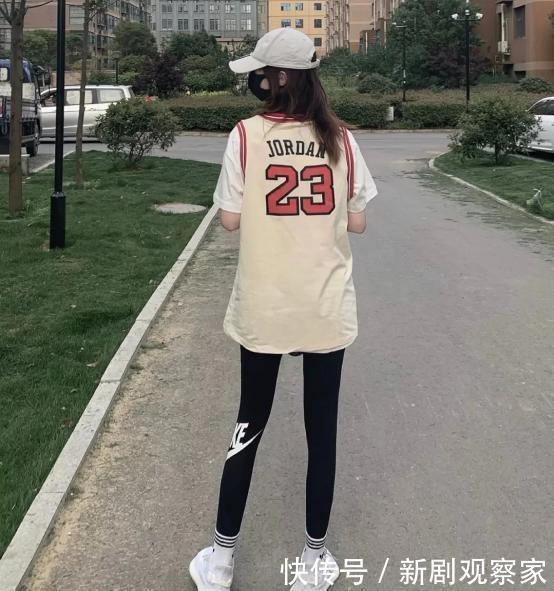 显腿长|打底裤已经彻底失宠了,今年流行的是“液体裤”,时髦遮肉又百搭