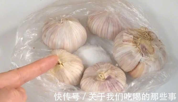 才知道大蒜保存很简单,放半年也新鲜,不霉不瘪不长芽,太实用了