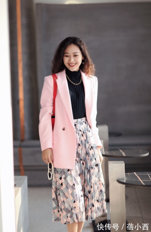 印花|“有品位”的女人穿西装,谨记这3点思路+3种搭配,时髦又显年轻