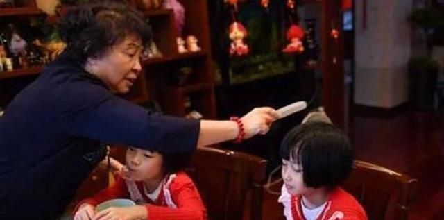 抚养|60岁高龄生下双胞胎，表示生活富裕不成问题，9年后被现实打败