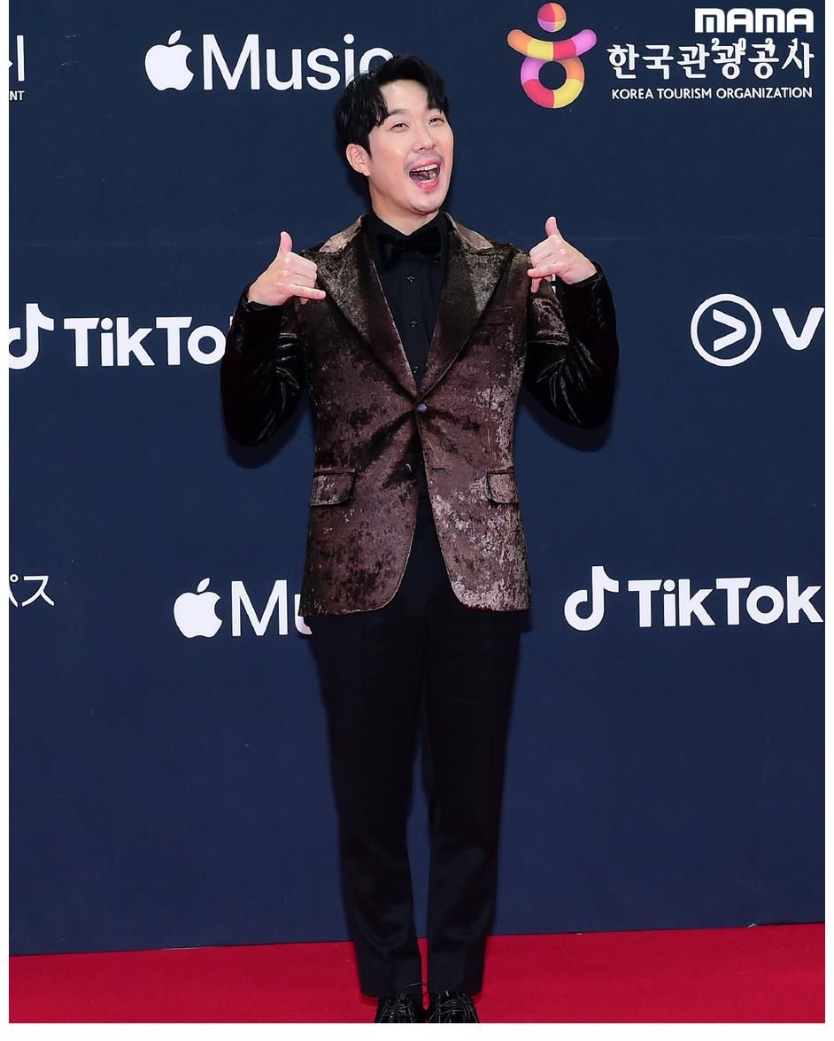 RM宋智孝与TINY哥合照！河东勋留言感谢李光洙！金钟国广告图！